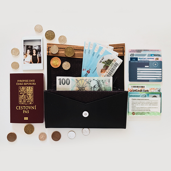 Kožená peněženka Api Woman Wallet a ukázka všeho, co se do ní vejde
